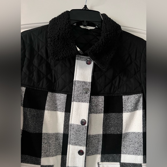 Women's Bass Outdoor Jacket Size Medium Plaid White/Black Shacket Soft Flannel - Picture 2 of 8